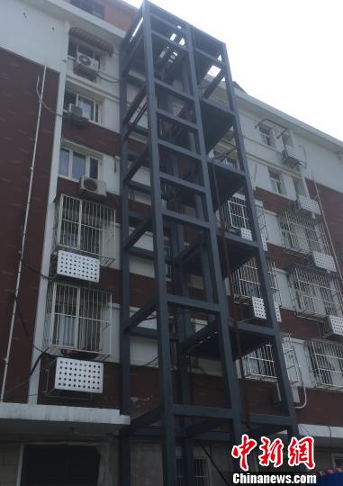 北京试点老旧小区加装“外挂电梯”（图）