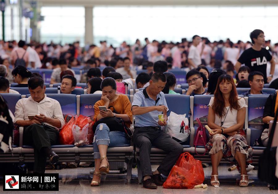 （社会）（1）南昌铁路局迎来暑运首轮客流高峰