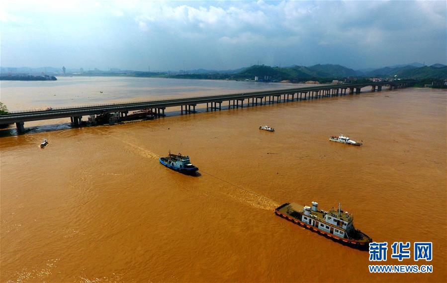 （新华网）（1）广西梧州：撞桥挖沙船被拖离