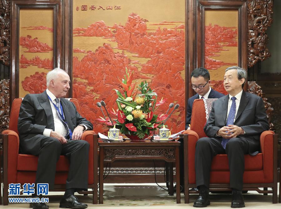 7月20日，国务院副总理马凯在北京中南海紫光阁会见以澳大利亚前总理基廷为主席的国家开发银行国际顾问委员会成员。 新华社记者丁林摄
