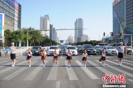 河北邯郸交警回应“等灯舞”：让孩子体验交警工作