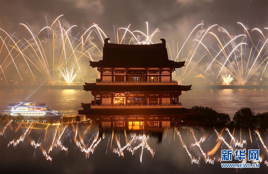 #（社会）（3）长沙橘子洲举行焰火晚会 庆祝建军90周年