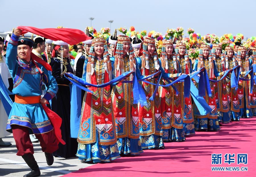 8月7日，以中共中央政治局常委、全国政协主席俞正声为团长的中央代表团飞抵呼和浩特，出席内蒙古自治区成立70周年庆祝活动。中央代表团在机场受到内蒙古各族群众的热烈欢迎。新华社记者 张领 摄