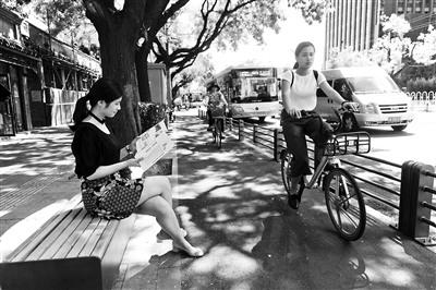 700年阜内大街首设市政休闲带防止自行车与行人抢道