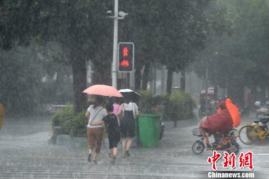 古城扬州立秋后首场强降雨民众直呼很“解渴”