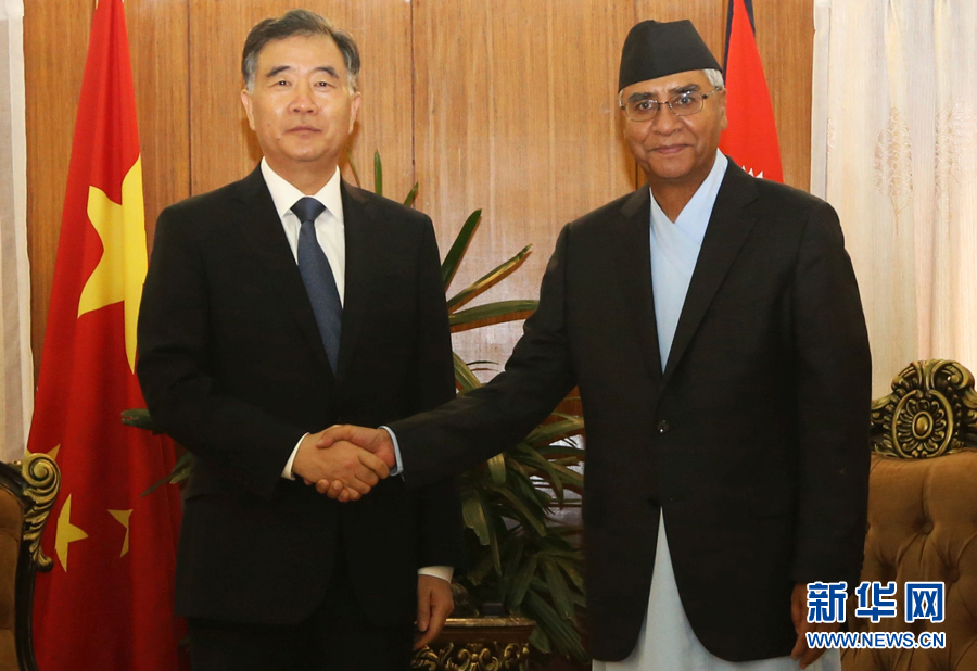 8月16日，尼泊尔总理德乌帕（右）在加德满都会见到访的中国国务院副总理汪洋。 新华社发（苏尼尔·夏尔马摄）