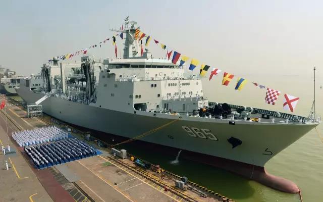 首艘四万吨级补给舰就位 中国航母编队“如虎添翼”