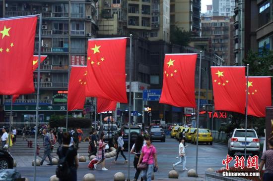 9月19日，重庆沙坪坝区三峡广场挂起五星红旗，喜迎国庆来临，整个步行街洋溢着浓浓的节日气息。 陈超 摄