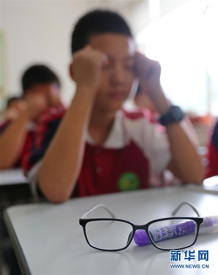 （新华调查·图文互动）（1）学业的压力与眼镜的度数，哪一个更重——这届孩子为什么视力不行 