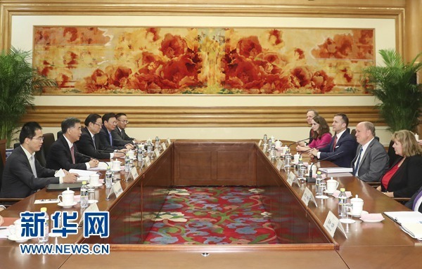 9月25日，国务院副总理汪洋在北京会见美国阿拉斯加州州长沃克和密苏里州州长格雷滕斯一行。 新华社记者 丁林 摄