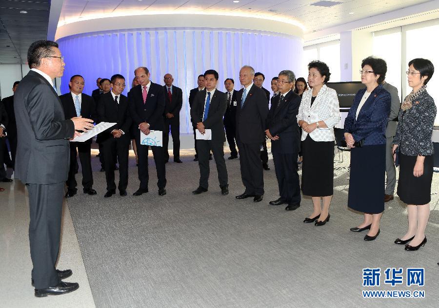 9月25日，中国国务院副总理刘延东（前右三）在美国纽约参观IBM沃森中心。新华社记者秦朗摄