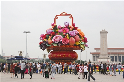 9月25日，天安门广场，国庆“大花篮”整体亮相，游客争相与“大花篮”拍照留念。新京报记者 侯少卿 摄