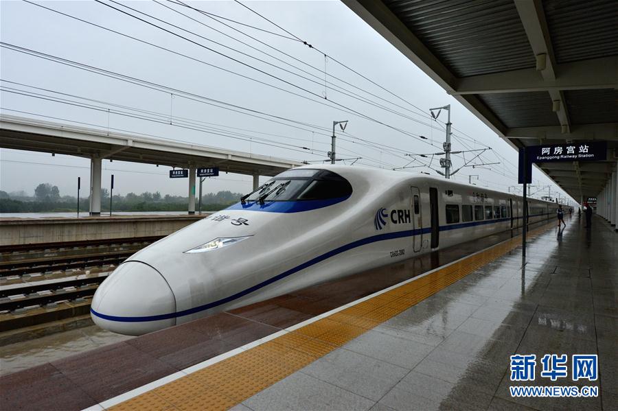 #（社会）（5）我国首条穿越秦岭高速铁路西成高铁陕西段进入试运行阶段