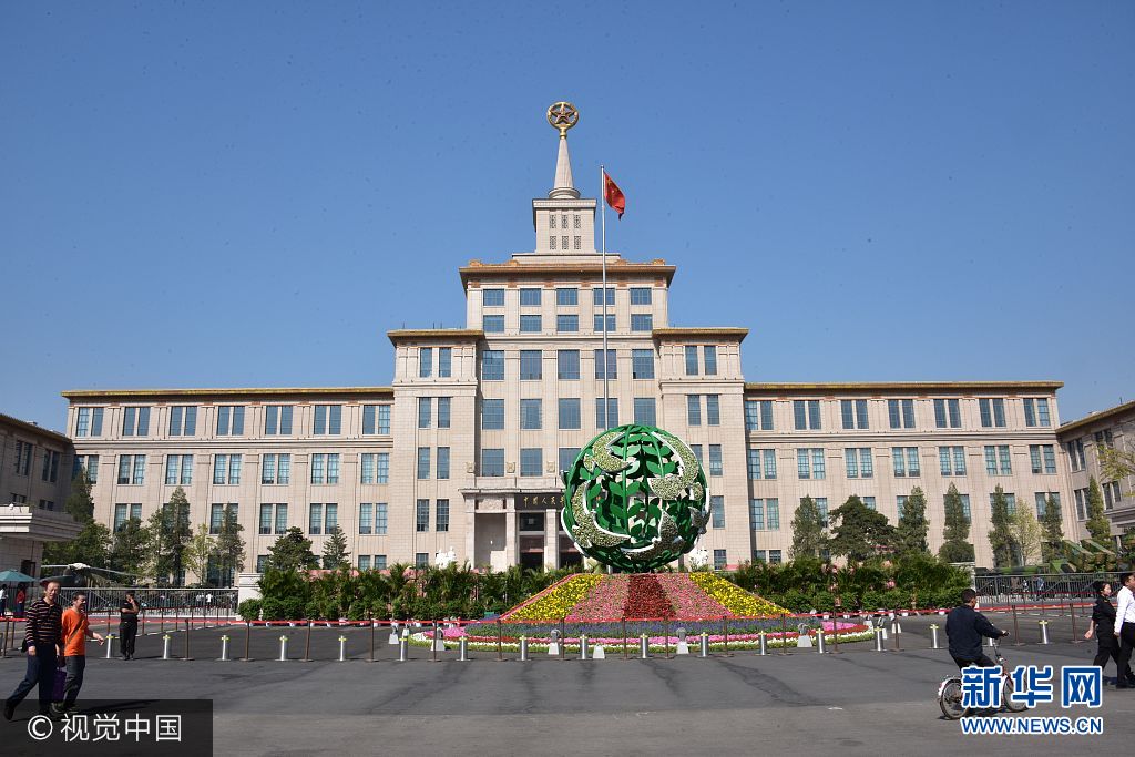 ***_***2017年9月29日，北京，军事博物馆前广场花坛，突出“和平之歌”的主题。花坛以和平鸽、橄榄枝为主景，寓意中华民族向往和平。