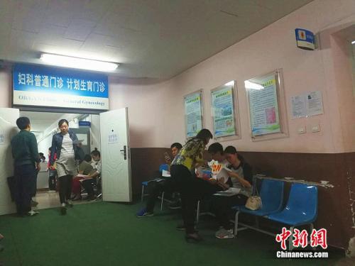北京大学第一医院妇儿门诊内准妈妈在进行检查 中新网记者 张尼 摄