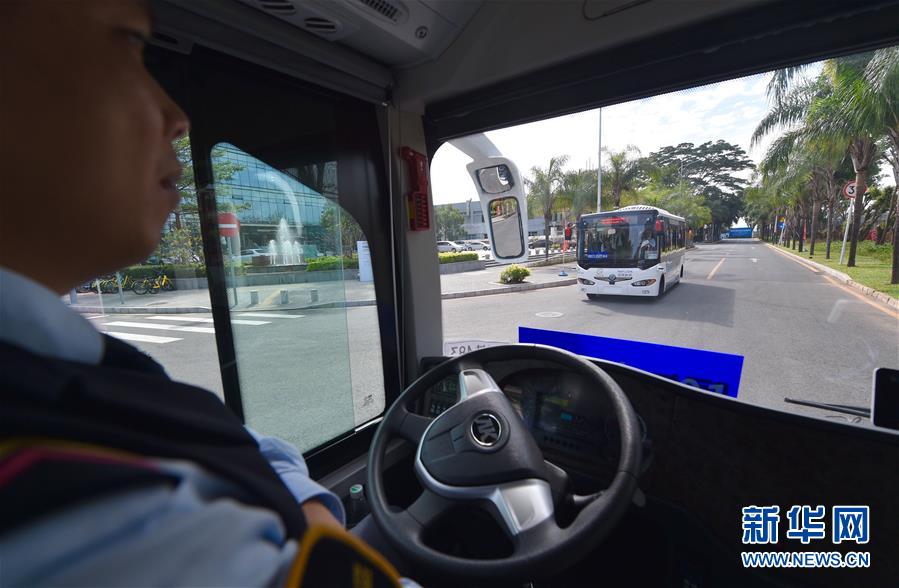 （科技）（3）“无人驾驶”时代临近 智能驾驶公交系统深圳首发试运行