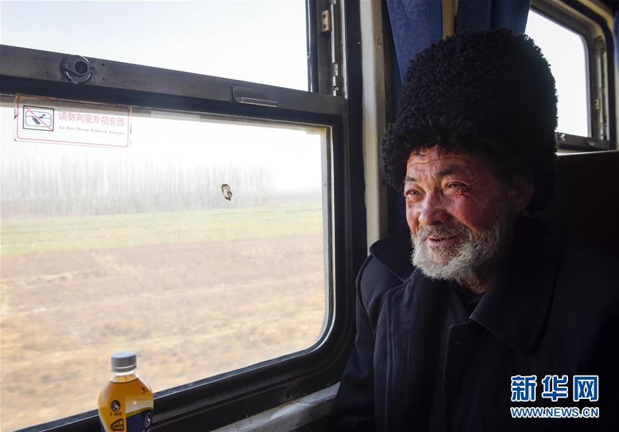 （社会）（8）新疆绿皮“小慢车”驶出“快”生活