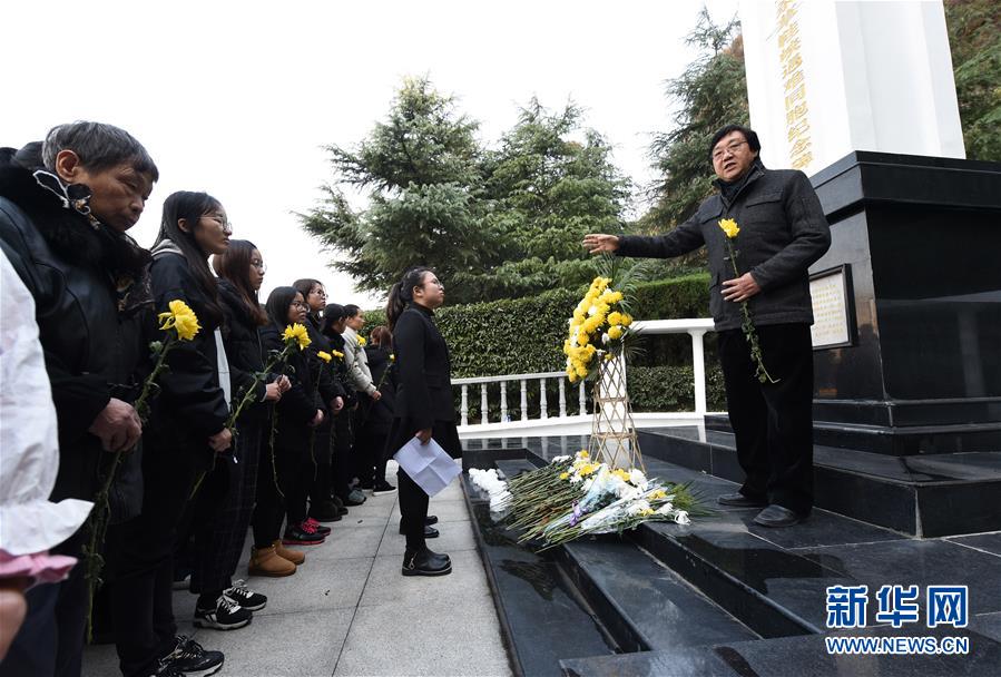 南京：市民學生在草鞋峽祭奠大屠殺遇難同胞