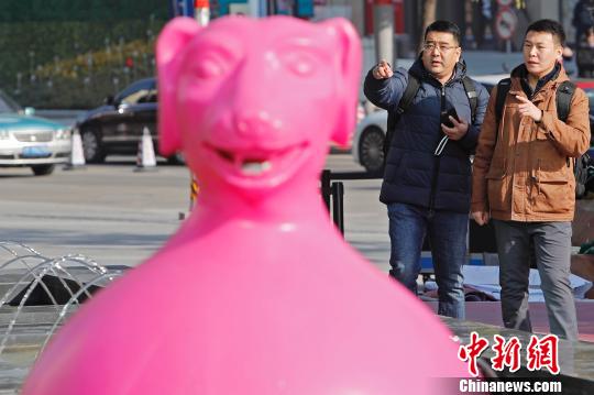 “十二生肖”雕塑亮相上海街头颜色各异造型“呆萌”