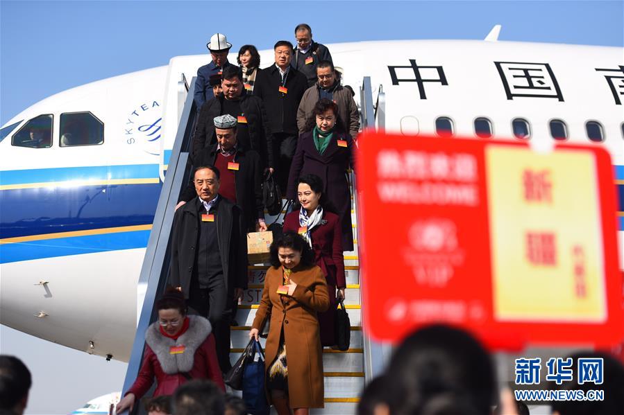 （两会）新疆代表团抵达北京