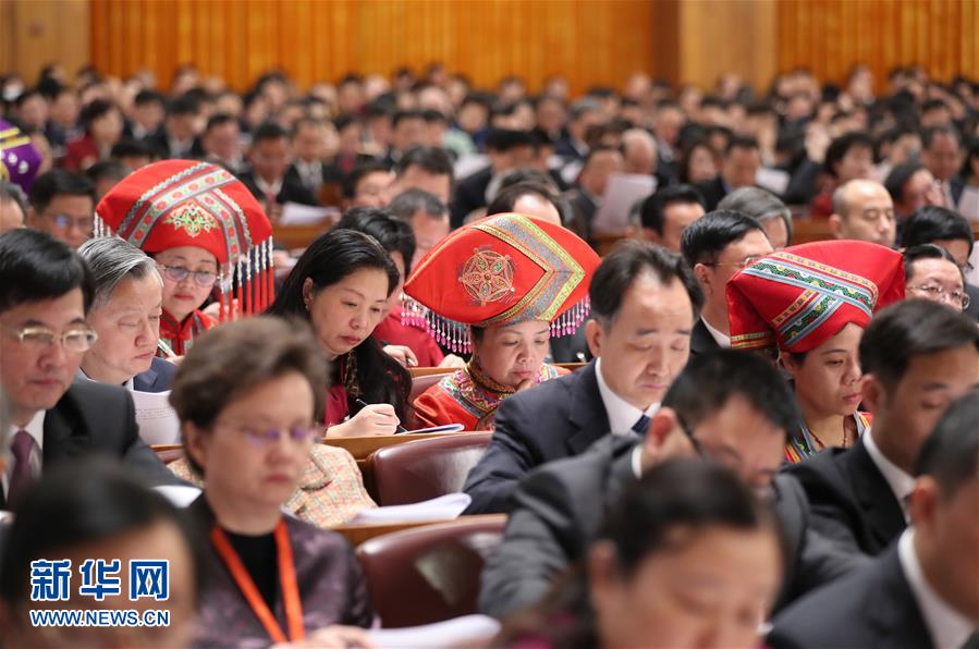 （两会·人大开幕）（15）十二届全国人大五次会议在京开幕