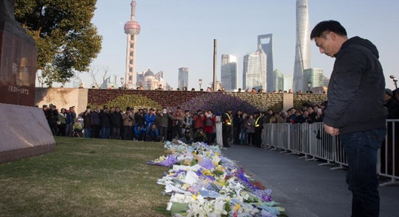 上海市民献花祭奠遇难者