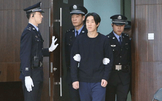 房祖名涉嫌容留他人吸毒罪在京出庭受审
