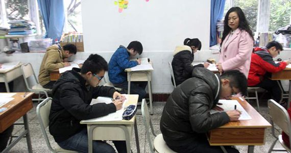 重庆一中学请家长做监考 学生称很新鲜