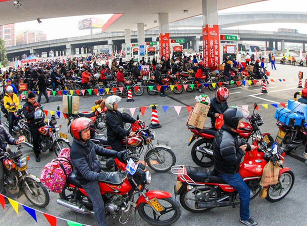 佛山：中石化为春运“铁骑”免费加油 摩托车挤爆加油站