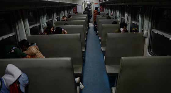 贵州部分列车车厢空荡 乘客睡“卧铺”