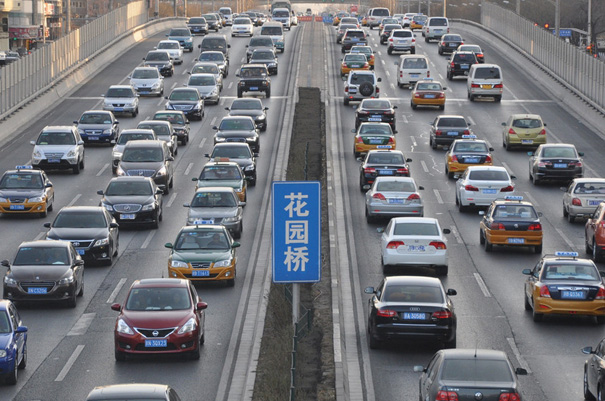 北京小年夜交通拥堵 车辆排成百米长龙