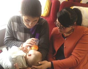 江苏85后女村官带着4个月大宝宝参加两会