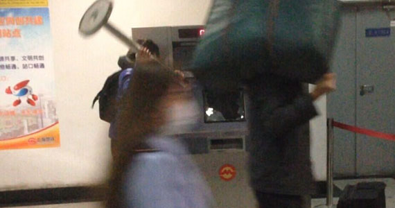 上海：男子因售票机故障怒砸售票机