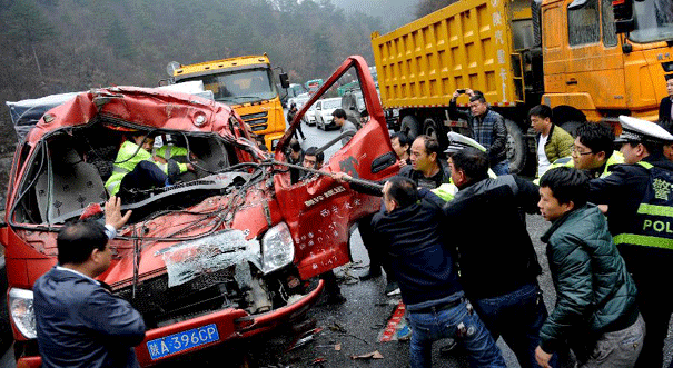 陕西：众人出手相救 事故司机转危为安