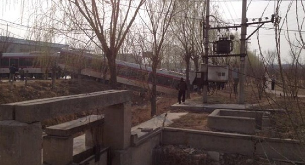 北京地铁亦庄线一调试列车出轨　无乘客受伤