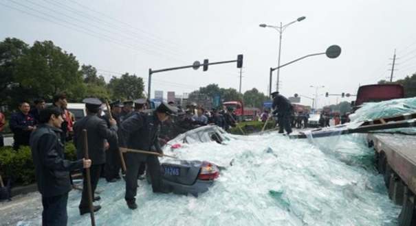 上海一车载玻璃倾覆 压扁轿车致3人死亡