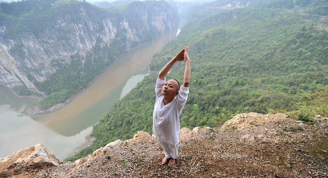 瑜伽达人悬崖峭壁上演“玩命瑜伽” 让人心惊肉跳