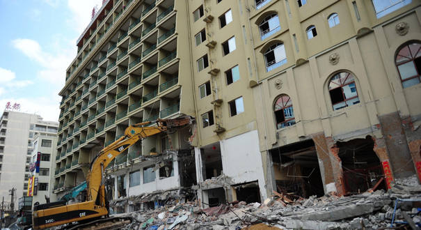 海南三亚拆除12层大型违建酒店