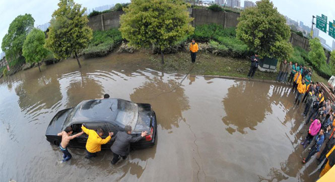 长沙：暴雨袭城水淹车