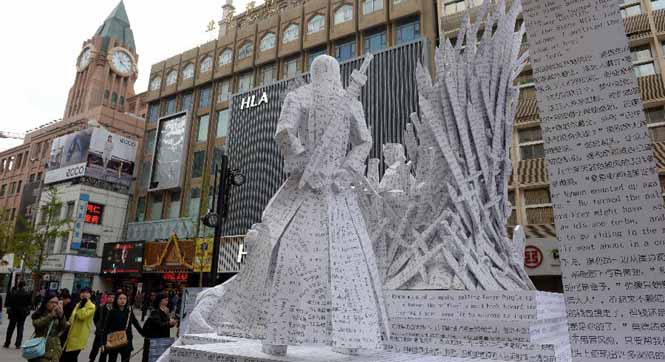 《冰与火之歌》纸雕亮相北京王府井