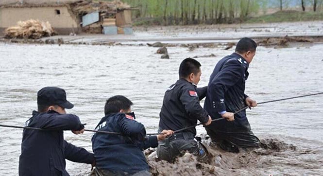 新疆：暴雨引发洪水 警方拉绳救人