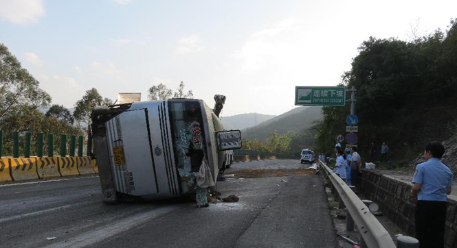云南昆磨高速公路一旅游客车侧翻 26人受伤