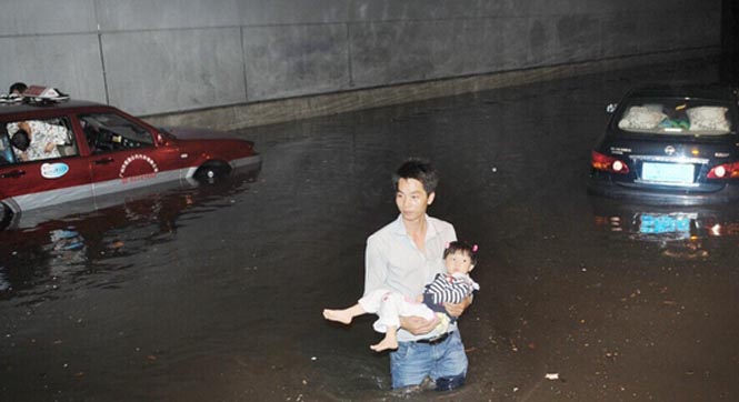 广州遭暴雨袭击部分路段水浸街 网友：又能看海了