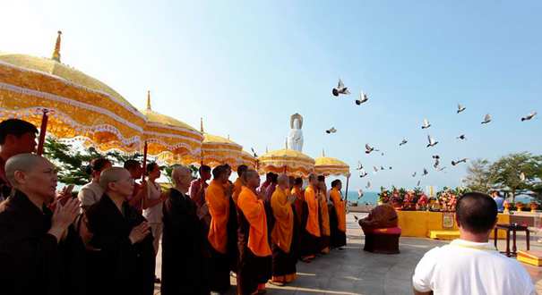 三亚南山举行108米海上观音开光十周年祈福法会