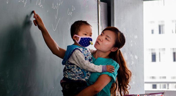 湖南一高中女教师抱患白血病儿子上课