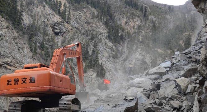 川藏公路然乌沟段突发大规模山体塌方致交通中断