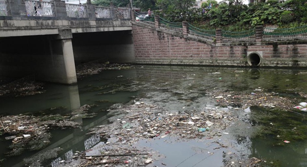 成都“母亲河”锦江水位下降 大量垃圾堆积