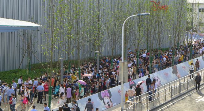 迪士尼全球最大零售旗舰店在上海开业 游客排队近2公里