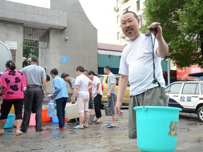 广西恭城县遭暴雨袭击全城停水 民众排队取水