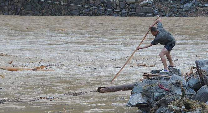 贵州雷山遭遇暴雨袭击 村民在洪水中淡定捞鱼
